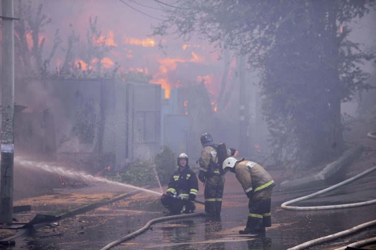 Ανεξέλεγκτη πυρκαγιά μαίνεται στη Ρωσία-Τουλάχιστον 30 σπίτια κάηκαν