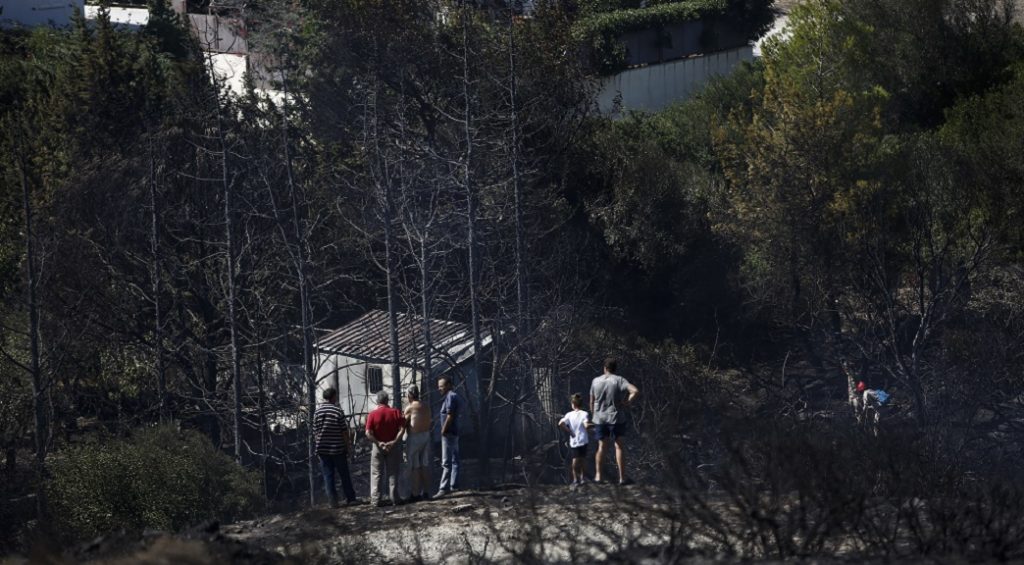 Νέα φωτιά στην Ανάβυσσο-Τρεις πυροσβέστες με εγκαύματα-Κάηκαν σπίτια και ΙΧ (video)