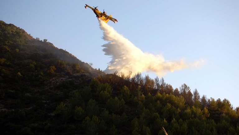 Πιλότοι και μηχανικοί των Canadair: Οι ήρωες των αιθέρων (video)