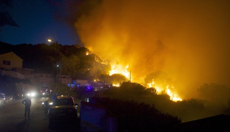 Μάχη με τις φλόγες σε Κορσική και Πορτογαλία