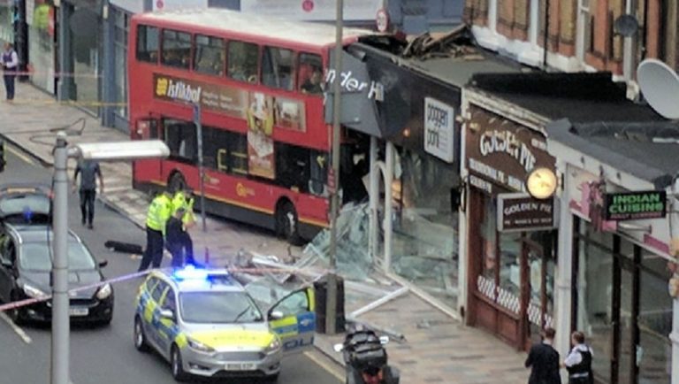 Διώροφο λεωφορείο έπεσε σε κατάστημα στο Λονδίνο