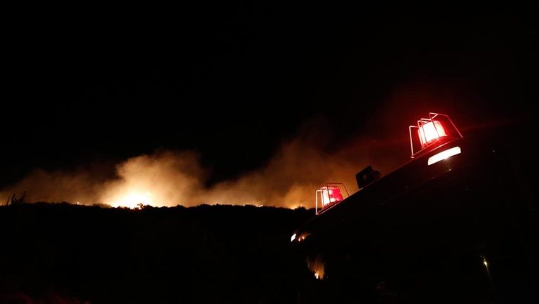 Μάχη με τις φλόγες για να προστατευτούν κοινότητες της δυτικής Αχαΐας (video)
