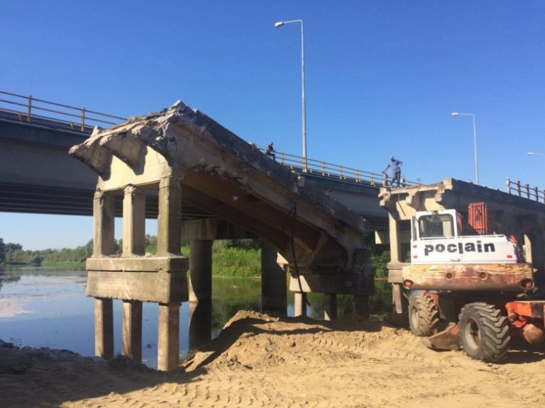 Κατεδαφίζουν την παλιά γέφυρα του Αξιού ποταμού