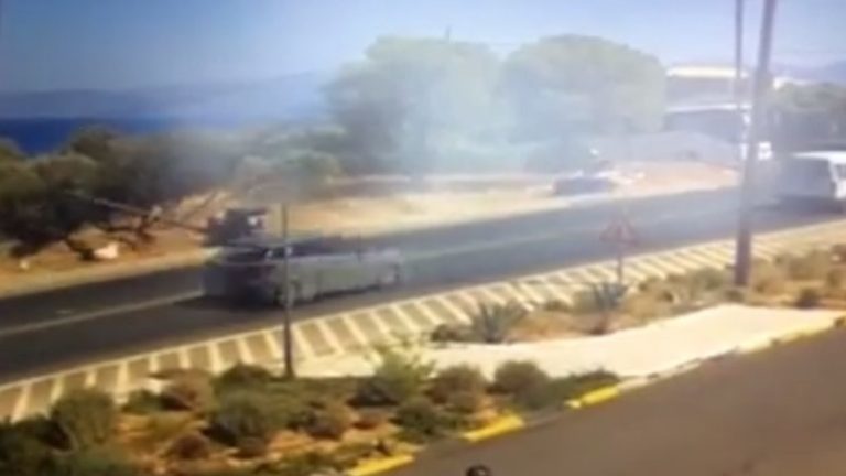 “Γουρούνα” πέφτει πάνω σε στύλο (video)