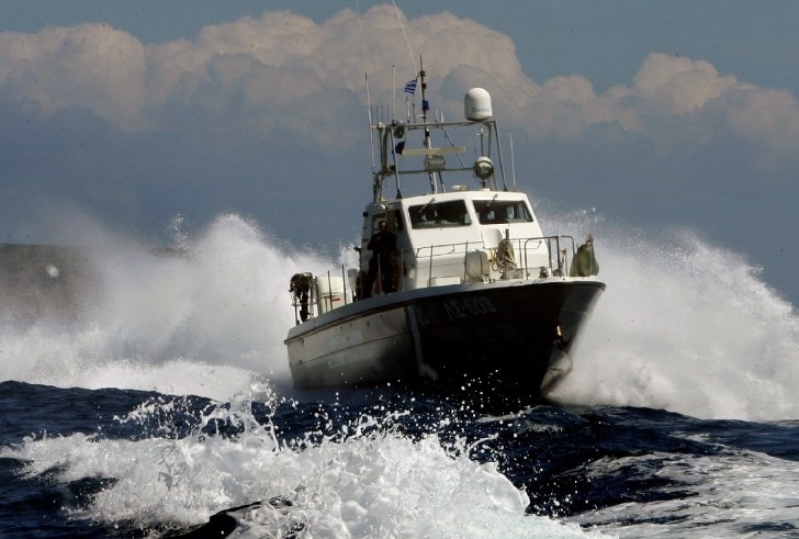 Ακυβέρνητο σκάφος με τρεις επιβαίνοντες στην Αλόννησο 