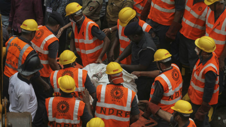 Βομβάη: Πενταώροφο κτίριο κατέρρευσε-Νεκροί και παγιδευμένοι