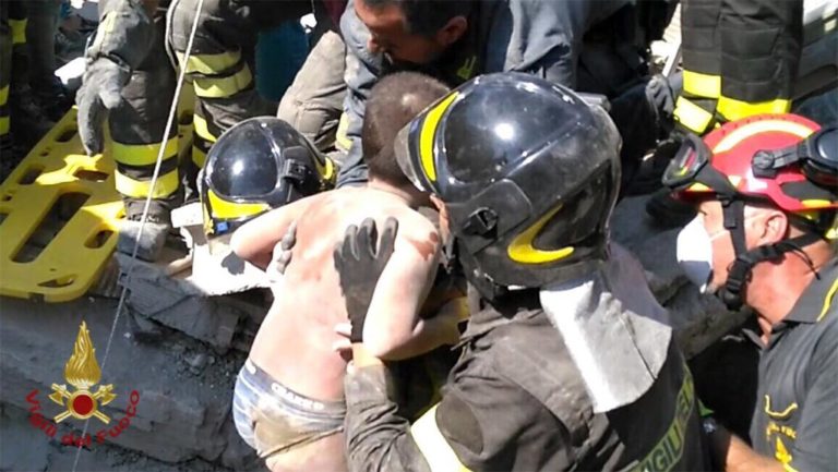 Ιταλία-σεισμός: Απεγκλωβίστηκε και το 3ο παιδάκι – Λέκκας: Γιατί ήταν τόσo καταστροφικός (video-pics)