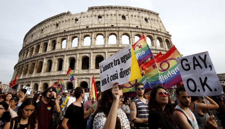 Ιταλία: Επίπληξη από ναυαγοσώστη δέχτηκε ομοφυλόφιλο ζευγάρι σε οργανωμένη παραλία