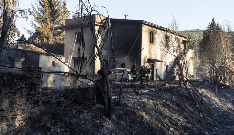 Δίχως τέλος η μάχη με τις φλόγες στην Ιταλία