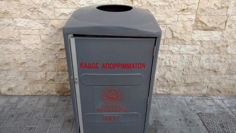 Τοποθετούν νέους κάδους