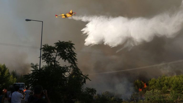 Μαίνεται η πυρκαγιά στον Κάλαμο – Κάηκαν σπίτια, εκκενώθηκαν κατασκηνώσεις (video)