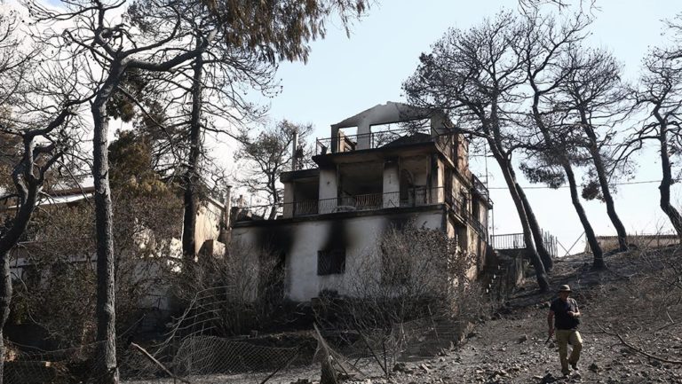 Οδοιπορικό της ΕΡΤ στα καμένα – Καρέ-καρέ το μέγεθος της καταστροφής (video)