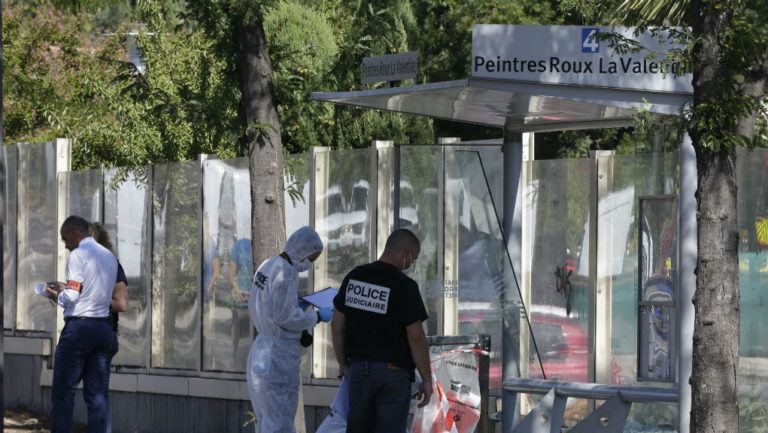 Αυτοκίνητο έπεσε πάνω σε στάσεις λεωφορείου στη Μασσαλία-Μία νεκρή