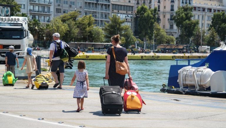 Αυξημένη η κίνηση στα λιμάνια ενόψει 15αύγουστου-Επί ποδός η Τροχαία (video)