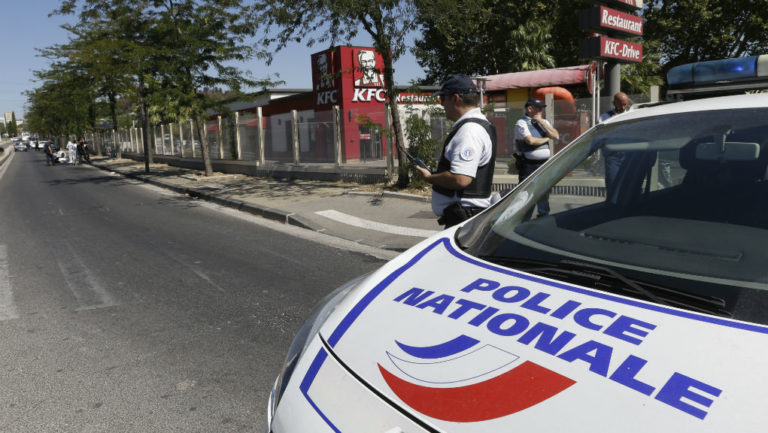 Ψυχιατρικά προβλήματα αντιμετώπιζε ο οδηγός του αυτοκινήτου που έπεσε σε στάσεις λεωφορείου στη Μασσαλία