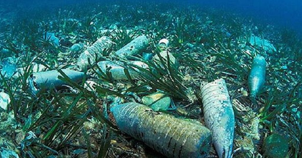 “Επιδρομή” πλαστικών μπουκαλιών στις ελληνικές θάλασσες