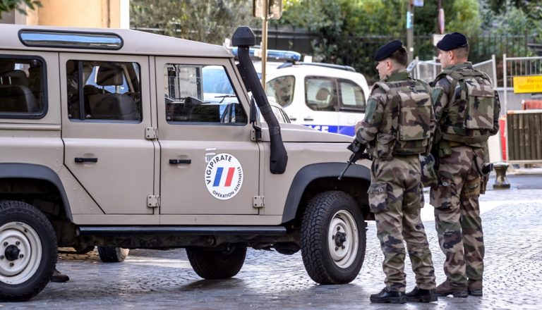 Χωρίς ποινικό μητρώο ο φερόμενος ως δράστης της επίθεσης κατά στρατιωτών στο Παρίσι