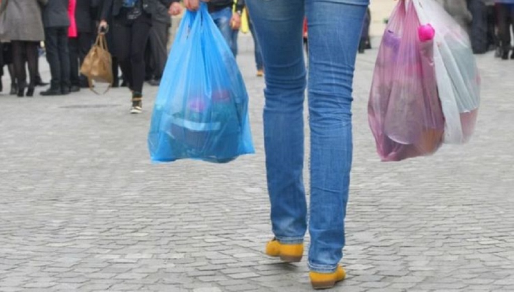 ΥΠΟΙΚ: Ως τέλος Μαΐου η δήλωση απόδοσης του τέλους πλαστικής σακούλας