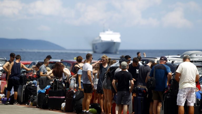 Αναχώρησαν τα πλοία από το λιμάνι της Σαντορίνης