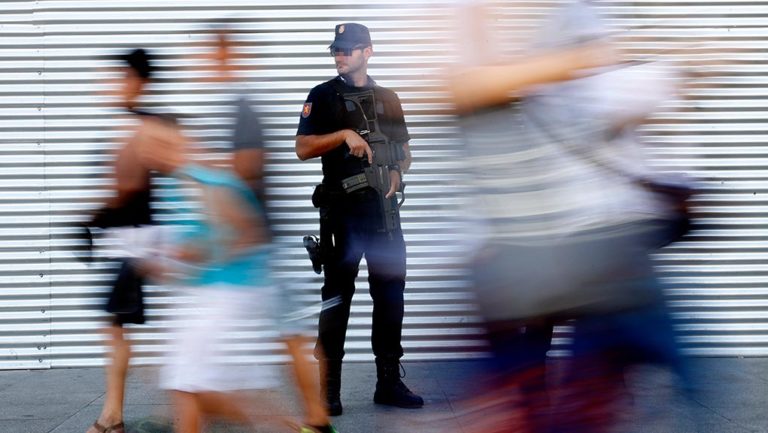 Πρόσωπο-κλειδί ο ιμάμης του Ριπόλ – Έρευνες για 15ο θύμα των τρομοκρατών (video)