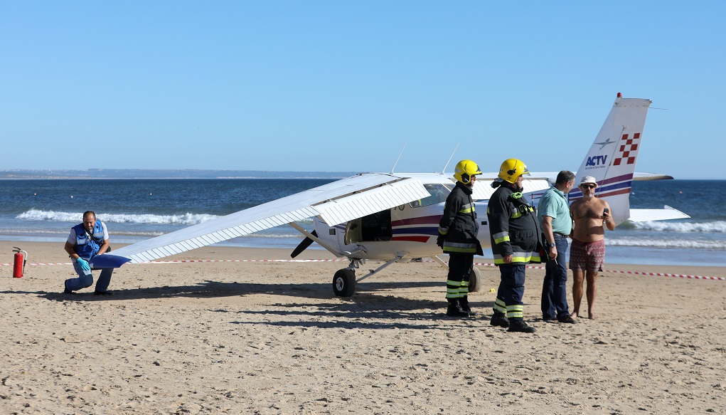 Πορτογαλία: Δύο νεκροί από αναγκαστική προσγείωση μικρού αεροσκάφους σε παραλία