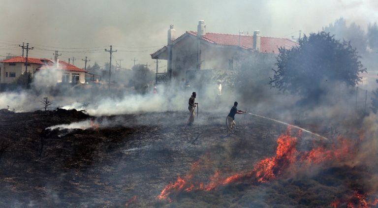 Σε ύφεση τα πύρινα μέτωπα σε Ηλεία, Ζάκυνθο, Ωραιόκαστρο (video)