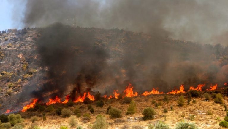 Ικαρία: Πυρκαγιά στον Αρμενιστή