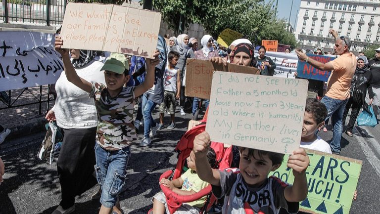 Διαμαρτυρία προσφύγων έξω από τη γερμανική πρεσβεία