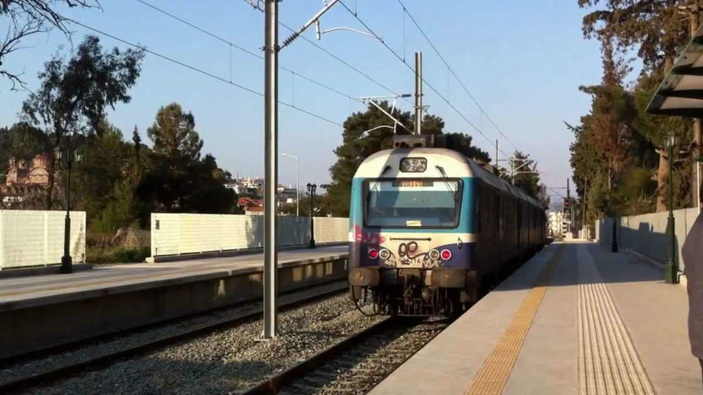 Οινόφυτα: Δύο στρατιώτες παρασύρθηκαν από τρένο – Ο ένας νεκρός, ο άλλος τραυματίας (video)