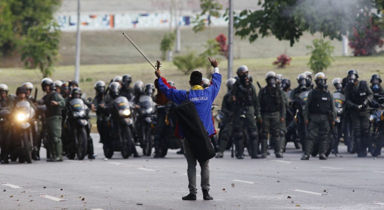 Βενεζουέλα: Ελεύθερος αφέθηκε ο μουσικός που έπαιζε βιολί στις διαδηλώσεις