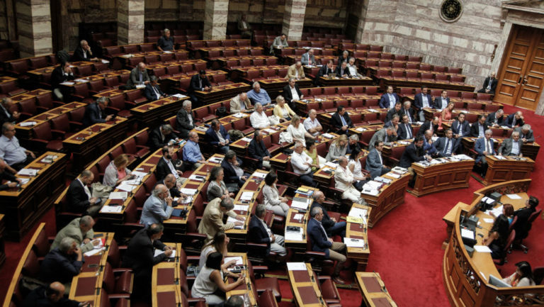 Συνεχίζεται η πολιτική κόντρα για τους σημαιοφόρους στο Δημοτικό