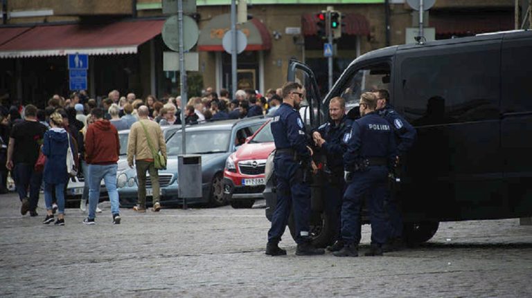 Φινλανδία: Παράταση της κράτησης των 2 από τους υπόπτους για τις επιθέσεις με μαχαίρι