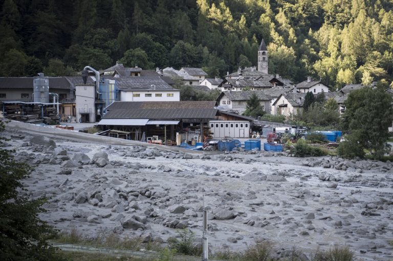 Κατολίσθηση στις Άλπεις – Εντοπίστηκαν έξι από τους αγνοούμενους (video-photo gallery)