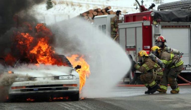 Βόλος: Φωτιά σε αυτοκίνητο εν κινήσει