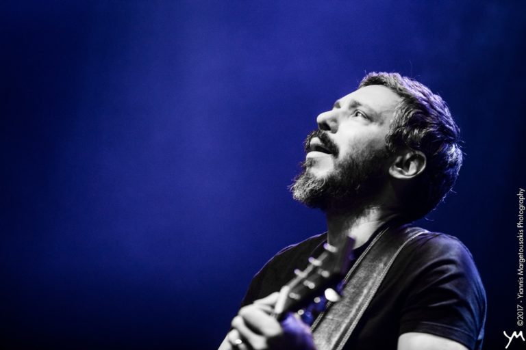 Ο Αλκίνοος Ιωαννίδης ταξιδεύει με τη «Μικρή βαλίτσα» στο Θέατρο Ρεματιάς