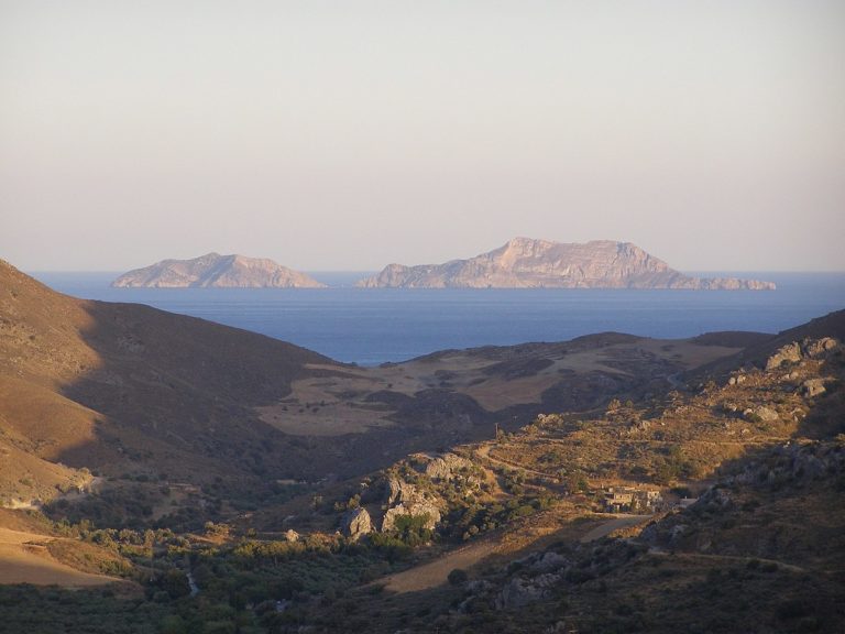 Σε εξέλιξη η διάσωση μεταναστών στα Παξιμάδια