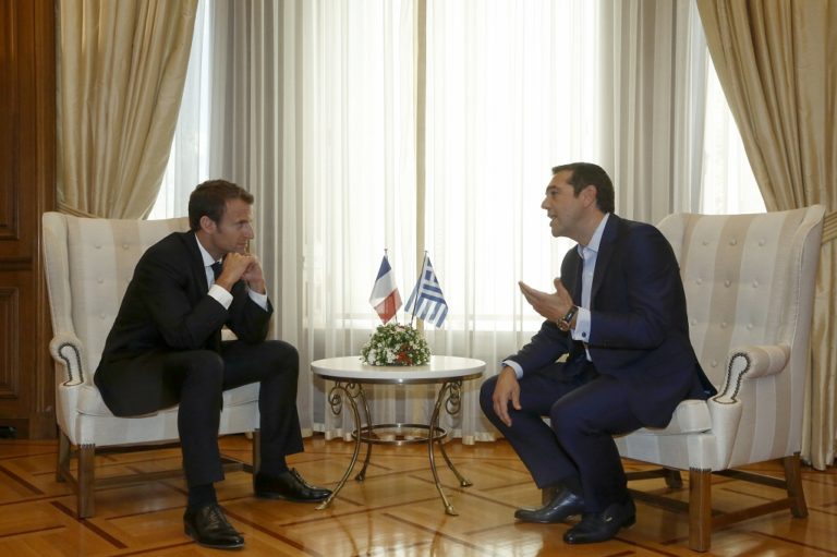 Τσίπρας-Μακρόν: Να μιλήσουμε για την έξοδο της Ελλάδας από την κρίση