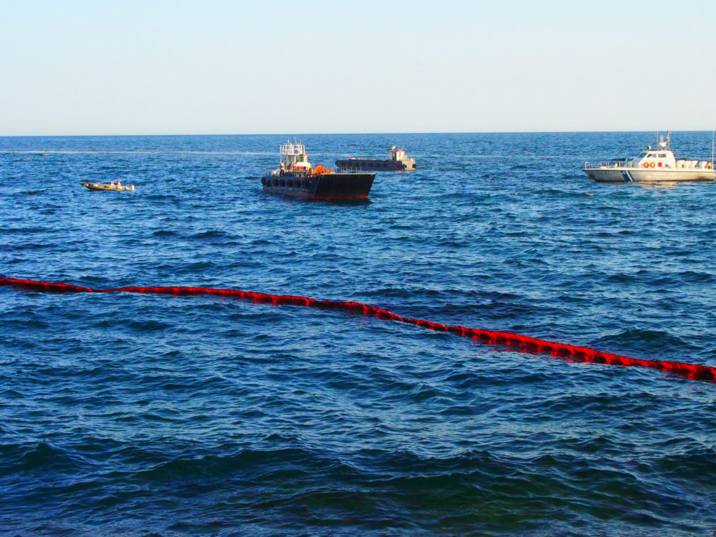 Από τη Σαλαμίνα ως τη Γλυφάδα εκτείνεται η πετρελαιοκηλίδα (video)