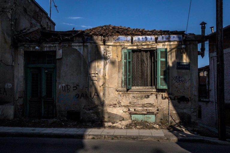 Ο Δημήτρης Μεσσίνης φωτογραφίζει τις “σκιές της παλιάς Δράμας”