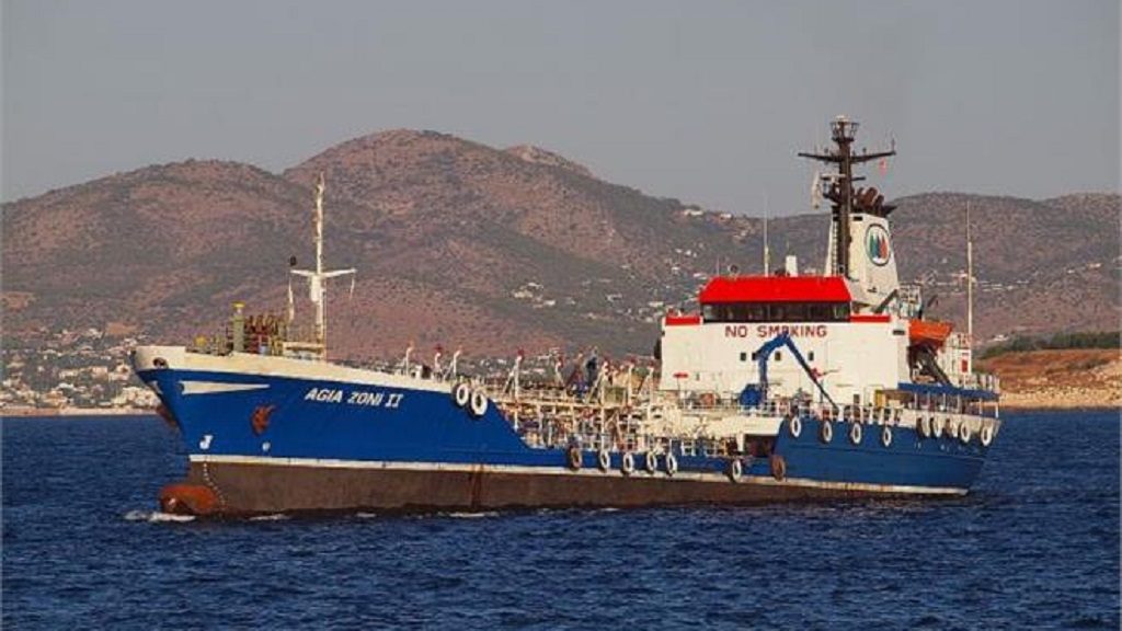 Βύθιση δεξαμενόπλοιου: Ρύπανση 1,5 χιλ. από πετρελαιοειδή και πίσσα στον Σαρωνικό (video)