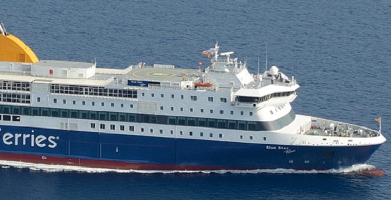 Ελαφρά πρόσκρουση του “Blue Star Patmos” στο λιμάνι της Κάσου