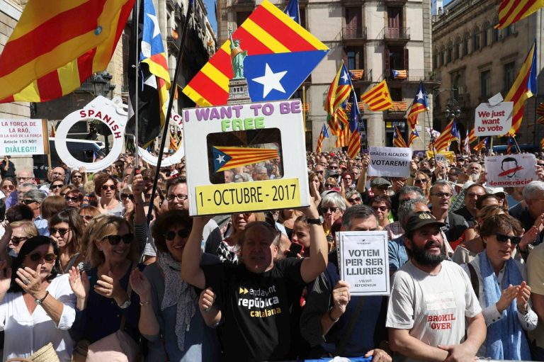 Ισπανία: Υπέρ του δημοψήφισματος για ανεξαρτησία 700 Καταλανοί Δήμαρχοι