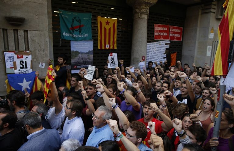 Απεγκλωβίστηκαν εθνοφύλακες στη Βαρκελώνη από την τοπική αστυνομία  