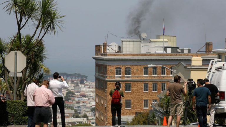 Σ.Φρανσίσκο: Μαύρος καπνός από το ρωσικό προξενείο-  Άναψαν τζάκι εν μέσω καύσωνα;