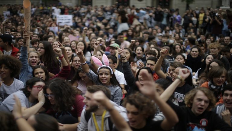 Βαρκελώνη: Χιλιάδες φοιτητές στους δρόμους  υπέρ του δημοψηφίσματος (video)