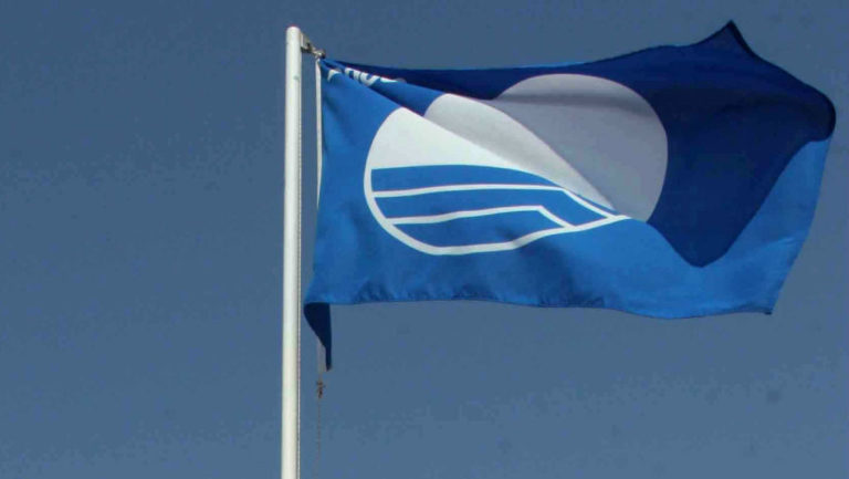 Αφαιρέθηκαν οι “Γαλάζιες Σημαίες” από 19 ελληνικές ακτές
