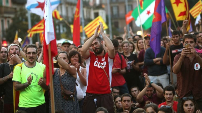 Μαζική διαδήλωση Καταλανών στη Βαρκελώνη