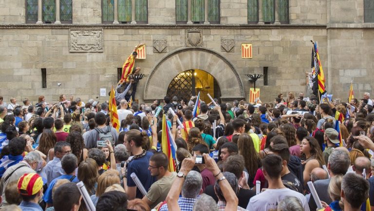Το υπουργικό συμβούλιο στη Μαδρίτη εξετάζει τις εξελίξεις στην Καταλονία