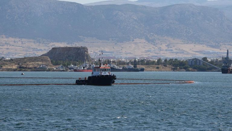 Ελευσίνα: Εισροή υδάτων σε φορτηγό πλοίο – Σε εξέλιξη εργασίες απορρύπανσης