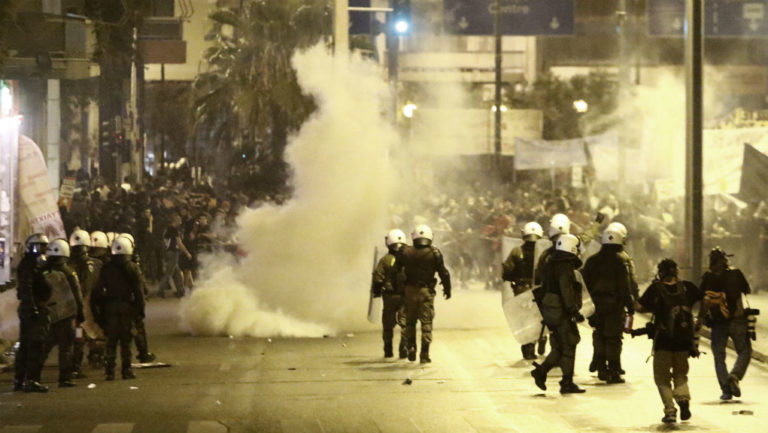 Ολοκληρώθηκε η αντιφασιστική διαδήλωση-Επεισόδια από κουκουλοφόρους (video)